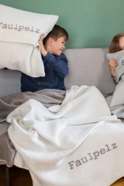 Wohndecke VERONA Faulpelz Rohweiß -Berühmtes Bademoden Geschäft 2599957218rohweissROHW 13645 Zoomify2Front 1000x1500 15