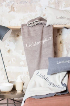 Wohndecke SAVONA Lieblingsplatz Rohweiß 7 Wohndecke SAVONA Lieblingsplatz Rohweiß -Berühmtes Bademoden Geschäft 2599961218rohweissROHW 13645 Zoomify2Front 1000x1500 15