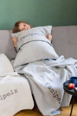 Wohndecke VERONA Faulpelz -Berühmtes Bademoden Geschäft 2599962218filzFILZ 13646 Zoomify2Front 1000x1500 15