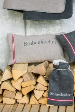 Kissenhülle SILVRETTA Stubenhocker Rauch -Berühmtes Bademoden Geschäft 2599969218rauchRAUC 13644 Zoomify2Front 1000x1500 15