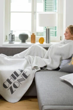 Wohndecke SAVONA Chill Zone -Berühmtes Bademoden Geschäft 2600131218hellgrauHELG 13653 Zoomify2Front 1000x1500 15