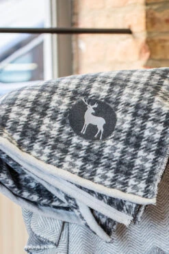 Wohndecke Alpines Karo -Berühmtes Bademoden Geschäft 2601622218anthrazitANTH 13650 AdditionalPic1 10x15 1002