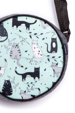 Umhängetasche Twist - Lazy Cats -Berühmtes Bademoden Geschäft 2607134218grau buntGB 13544 DetailbildFront 10x15 1000