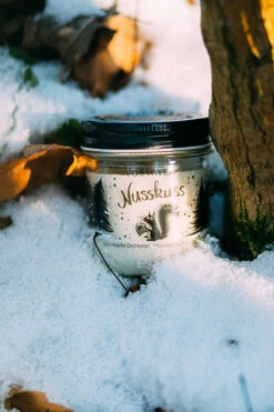 Duftkerze - Nusskuss -Berühmtes Bademoden Geschäft 2643704218uni00 2342 AdditionalPic2 10x15 1003