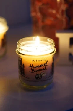 Duftkerze - Hummel Bummel -Berühmtes Bademoden Geschäft 2655190218uni00 2342 AdditionalPic2 10x15 1003