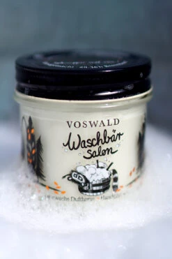 Duftkerze - Waschbärsalon 7 Duftkerze - Waschbärsalon -Berühmtes Bademoden Geschäft 2674313218uni00 2342 AdditionalPic2 10x15 1003