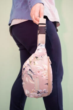 Crossbody Bag Floral Pink 10 Crossbody Bag Floral Pink -Berühmtes Bademoden Geschäft 2674965218pink floralPIF 14949 AdditionalPic2 10x15 1003