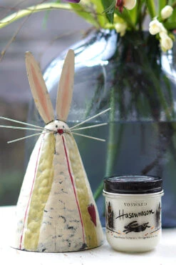 Duftkerze - Hasenrasen -Berühmtes Bademoden Geschäft 2684755218uni00 2342 AdditionalPic2 10x15 1003