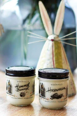 Duftkerze - Hasenrasen -Berühmtes Bademoden Geschäft 2684757218uni00 2342 AdditionalPic3 10x15 1004